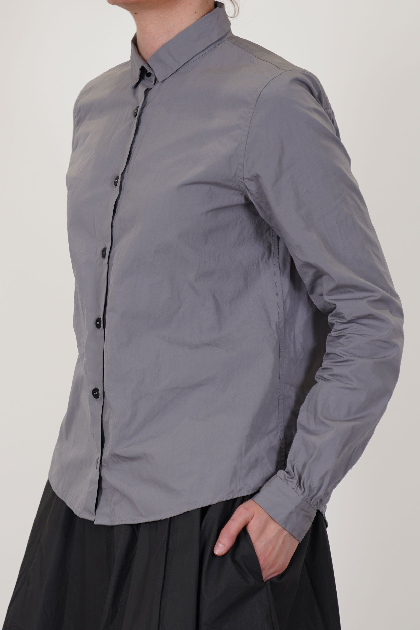 side view of bergfabel tyrol shirt fig long slim fitted sleeves and ruched details at the cuffs