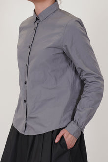 side view of bergfabel tyrol shirt fig long slim fitted sleeves and ruched details at the cuffs