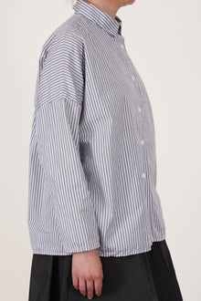 side view of bergfabel tina shirt stripes drop shoulders and tapered sleeves towards the cuffs
