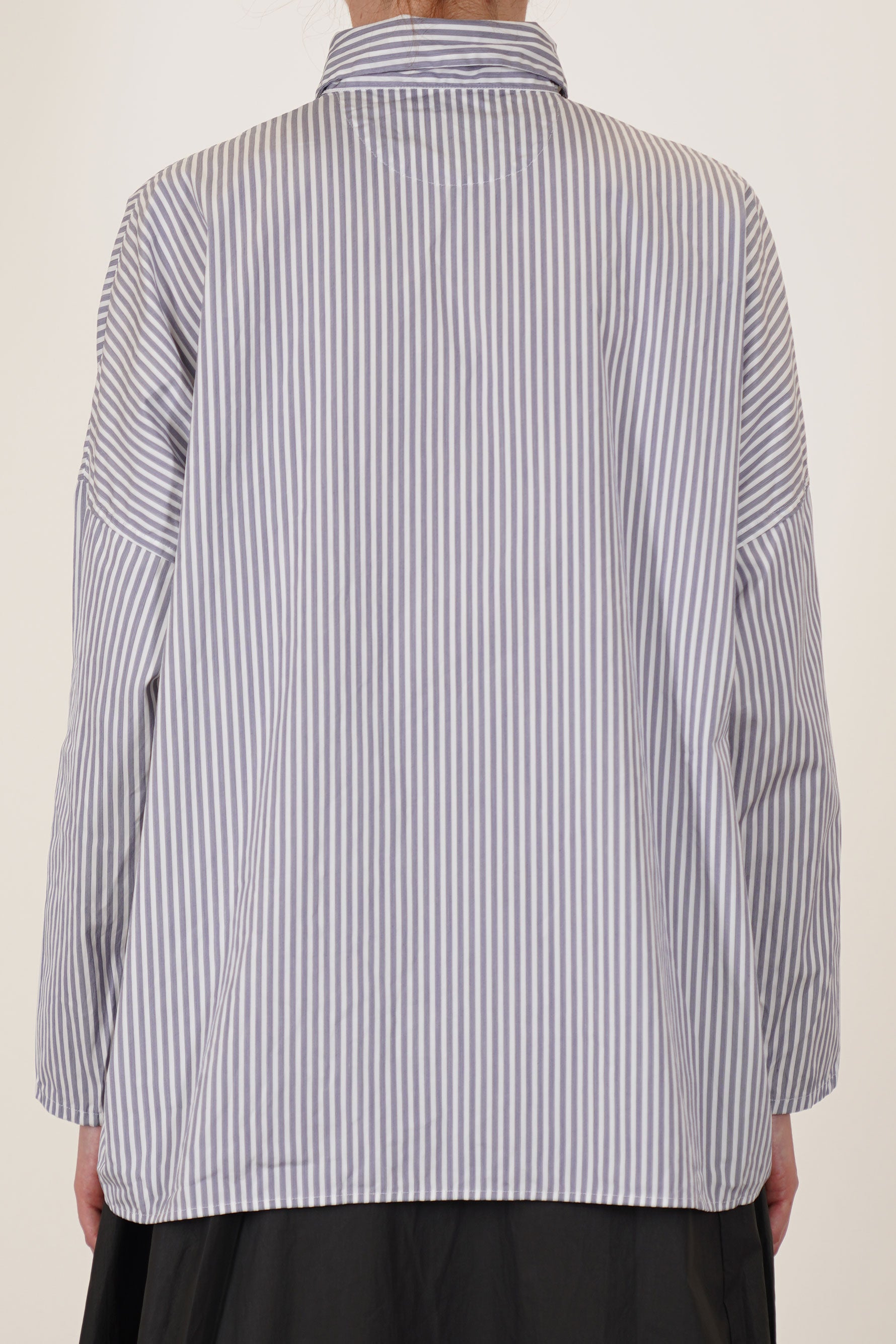 back view of bergfabel tina shirt stripes boxy cut and loose fit