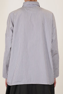 back view of bergfabel tina shirt stripes boxy cut and loose fit