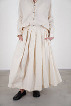 bergfabel matilde skirt off-white is a pleated a-line design crafted from cotton blend material. 