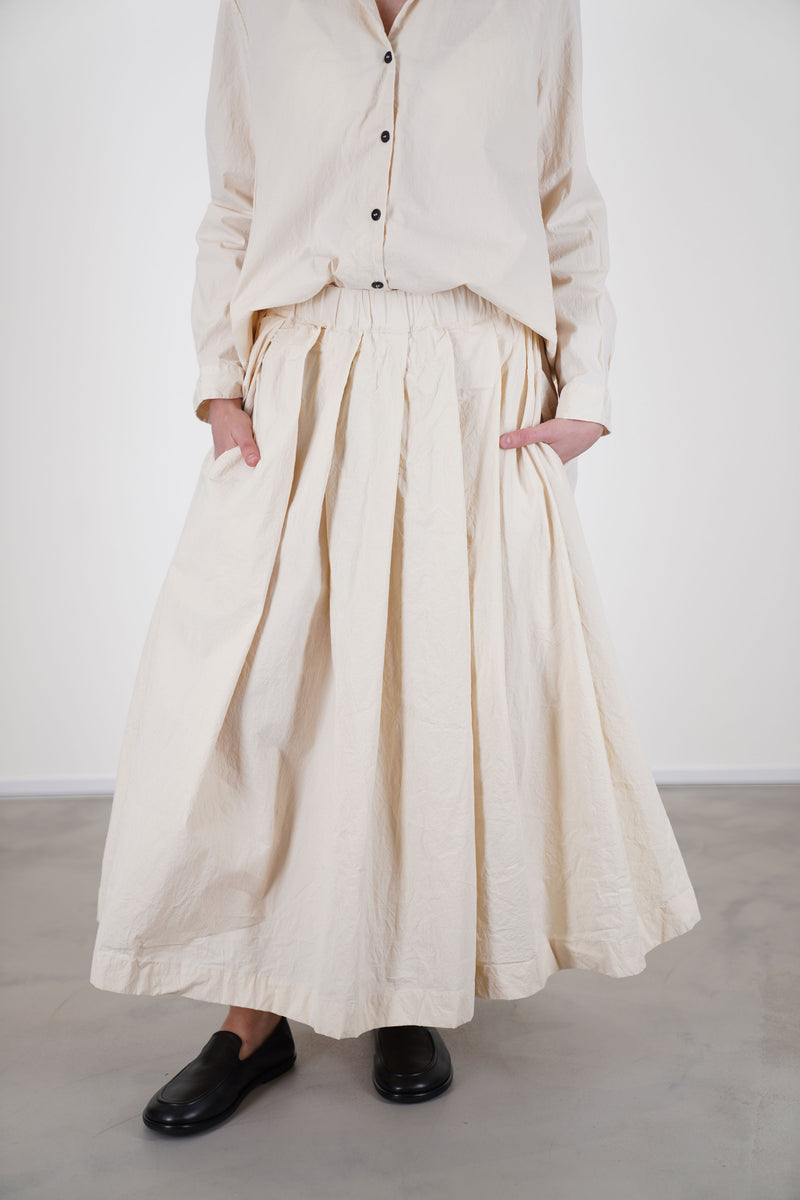 bergfabel matilde skirt off-white is a pleated a-line design crafted from cotton blend material. 