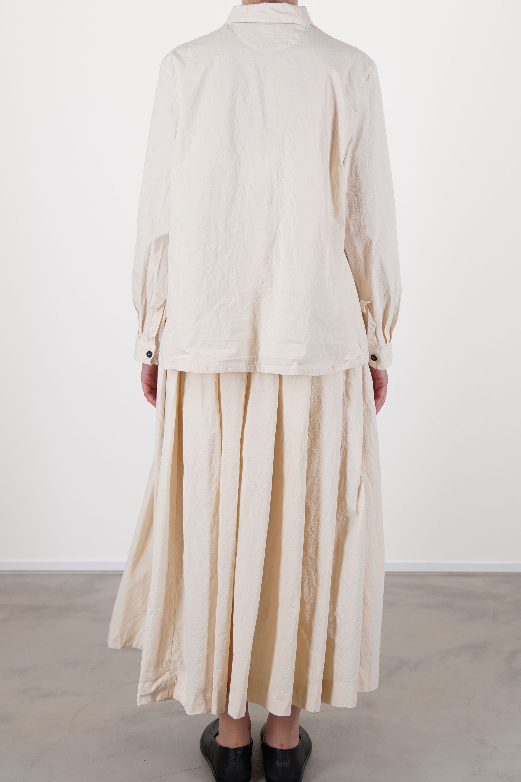 back view of bergfabel matilde skirt off-white relaxed and effortless fit worn with matching jenny shirt off-white