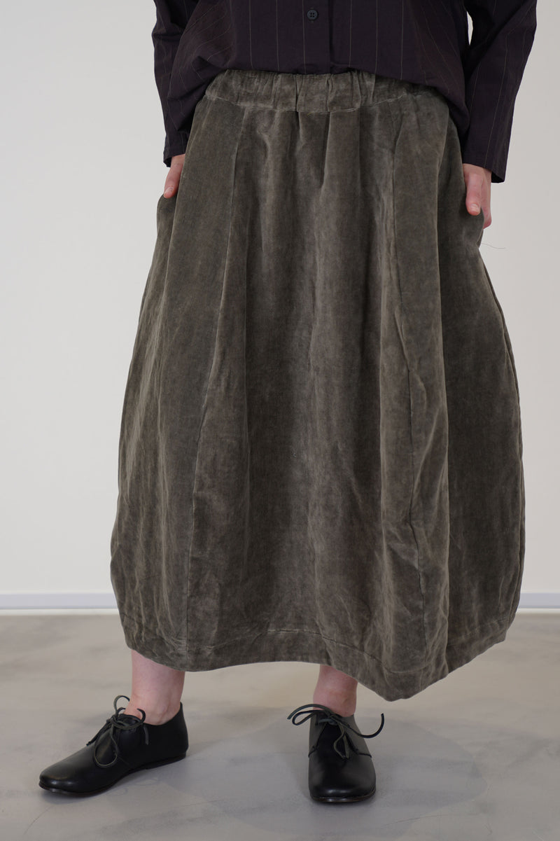 detail view of velvet skirt carla mud midi lenght skirt in a soft cotton-linen velvet blend