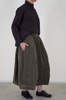 side view of velvet skirt carla mud pocket details