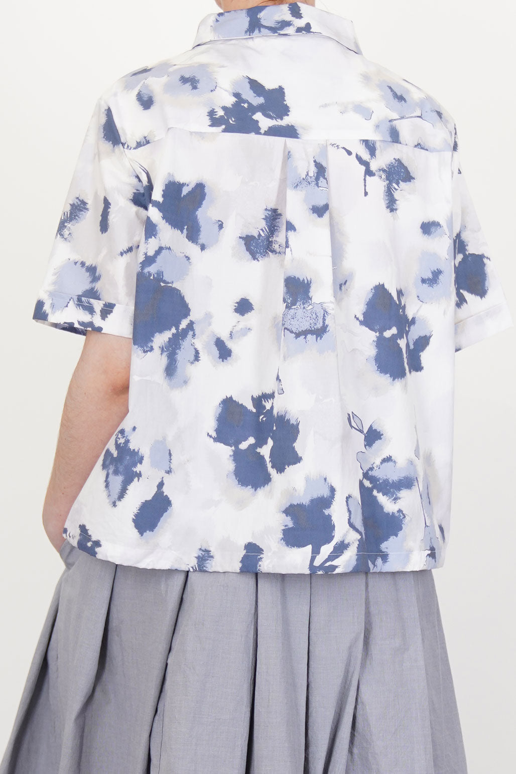 back view bergfabel alma shirt blooms back yoke detail and short sleeves
