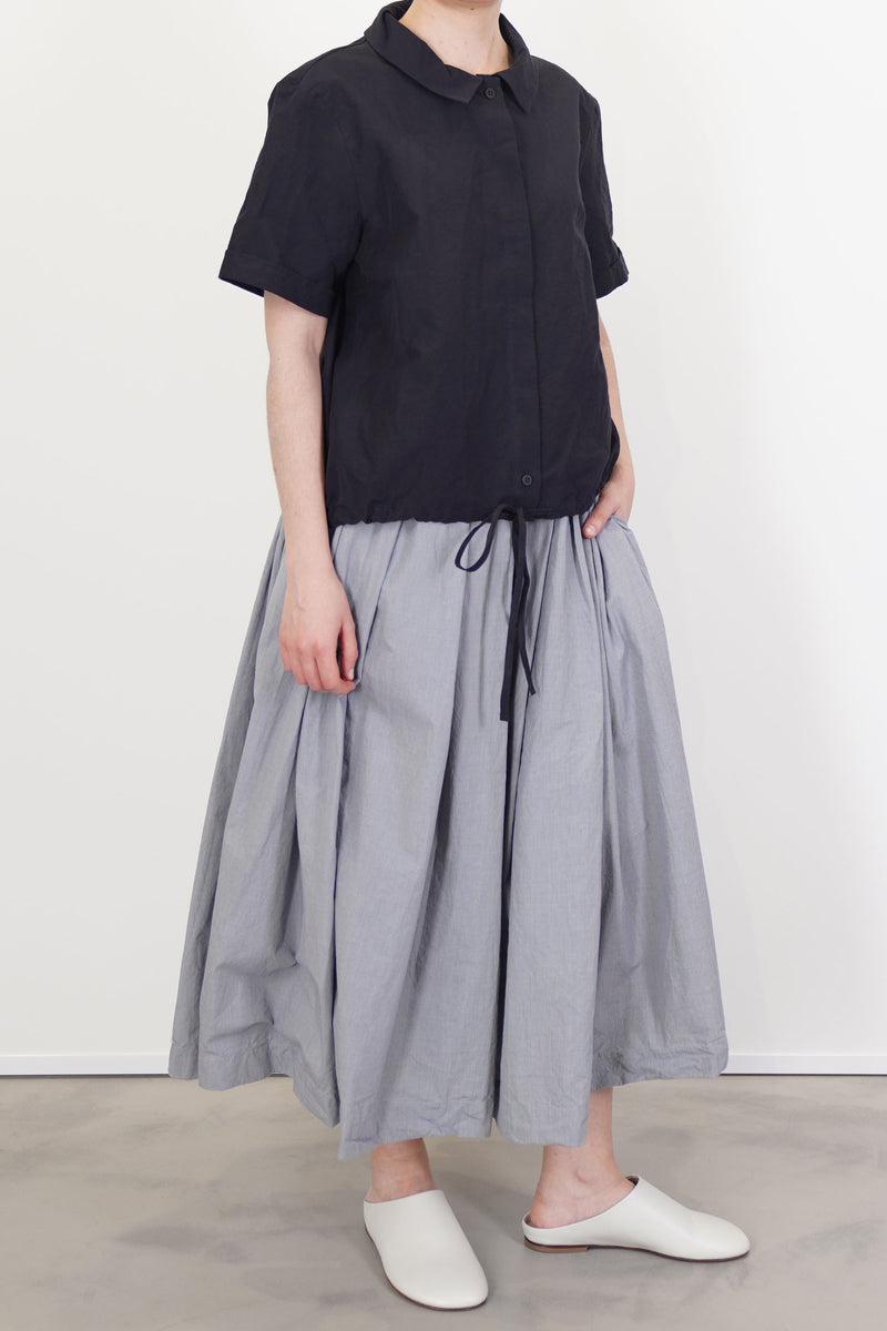 model wearing bergfabel alma shirt cotton linen black 