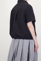 back view of bergfabel alma shirt cotton linen black structural design and relaxed fit