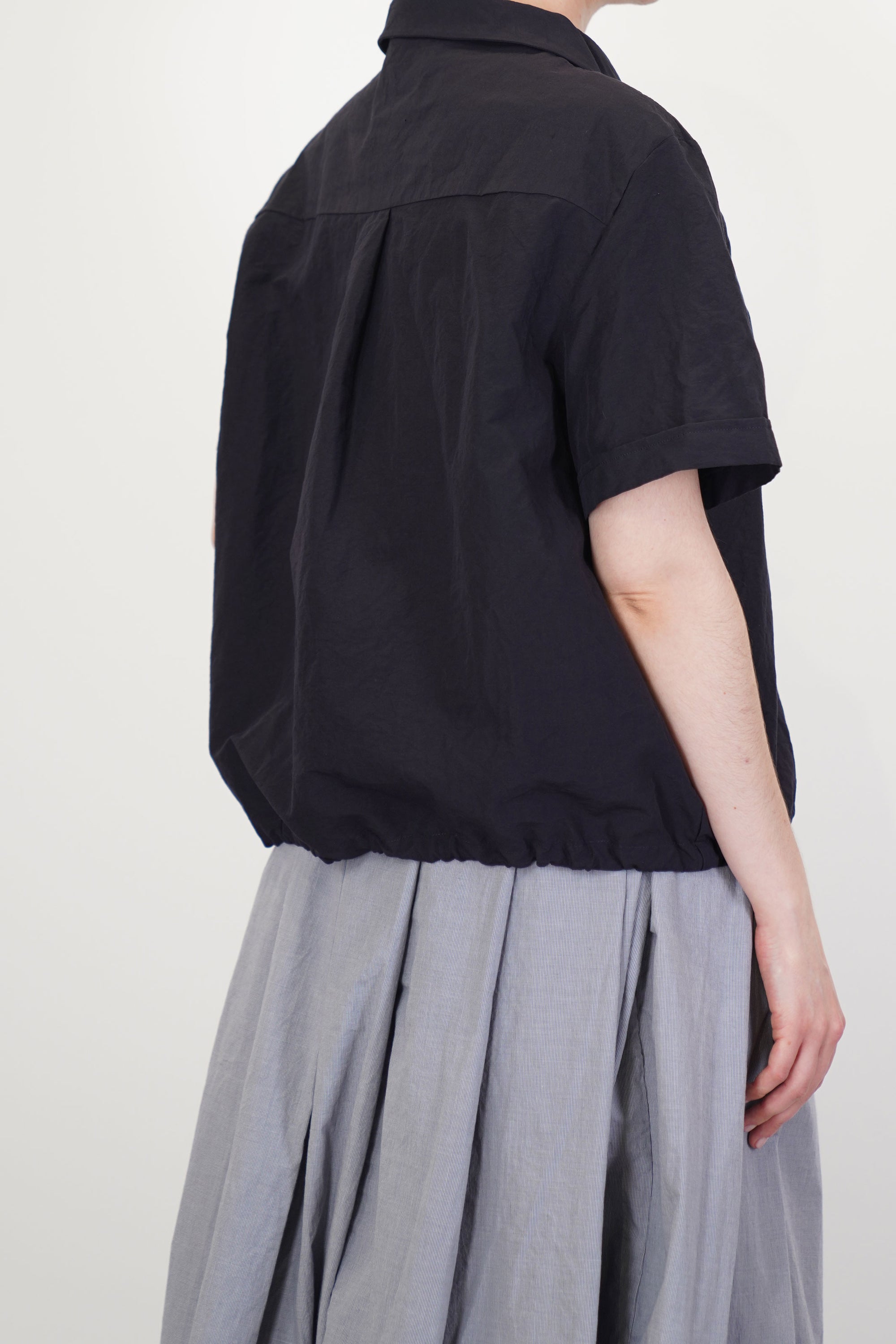 back view of bergfabel alma shirt cotton linen black structural design and relaxed fit
