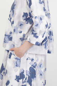 side view of bergfabel claudia shirt blooms relaxed and structural cut