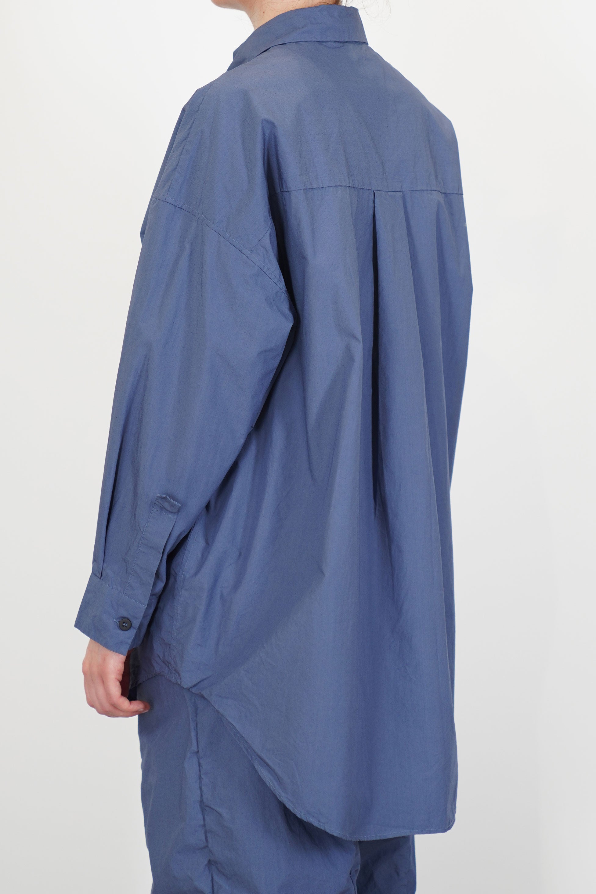 profile view of bergfabel june shirt blue long sleeves and button cuff detail