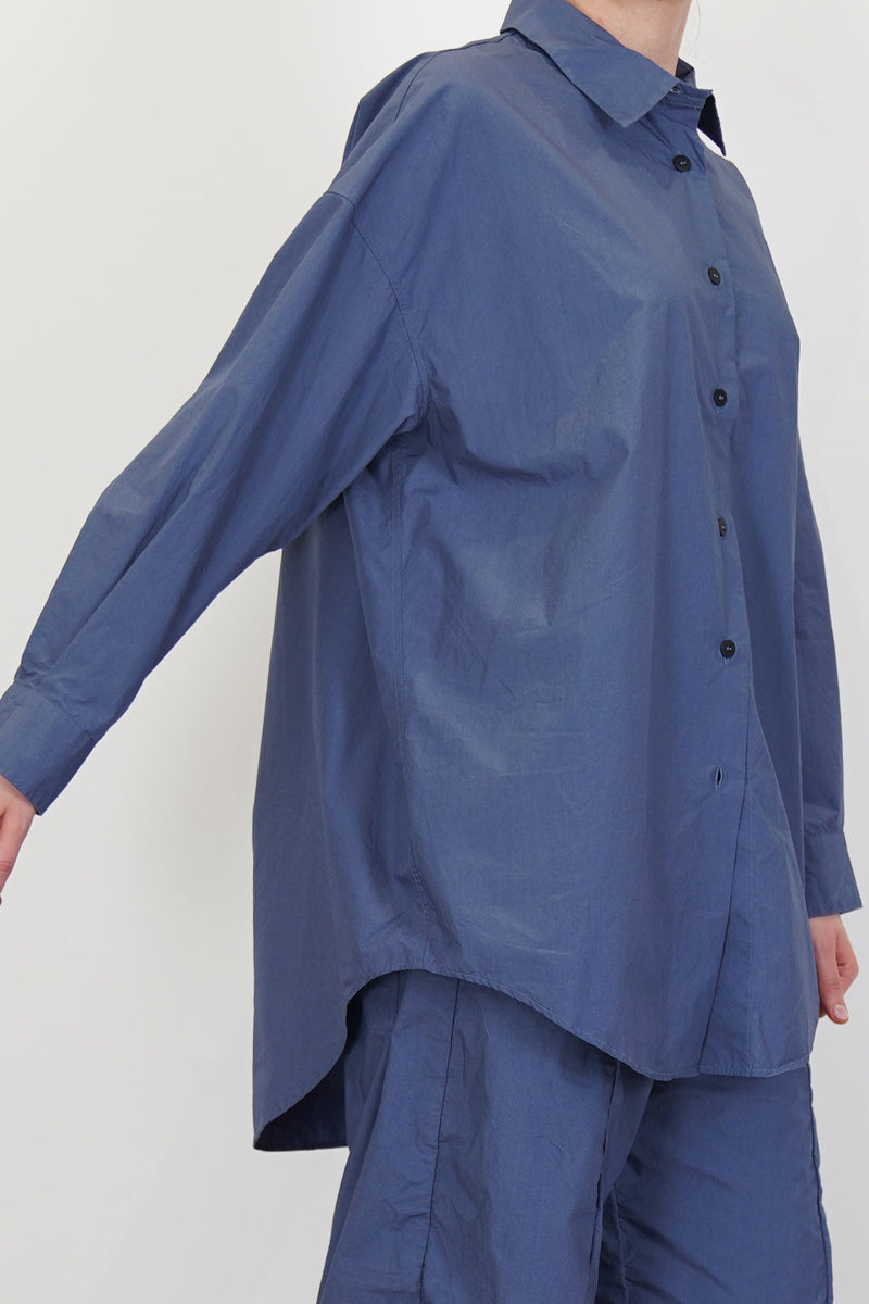 detail view of bergfabel june shirt blue curved back hemline and drop shoulder