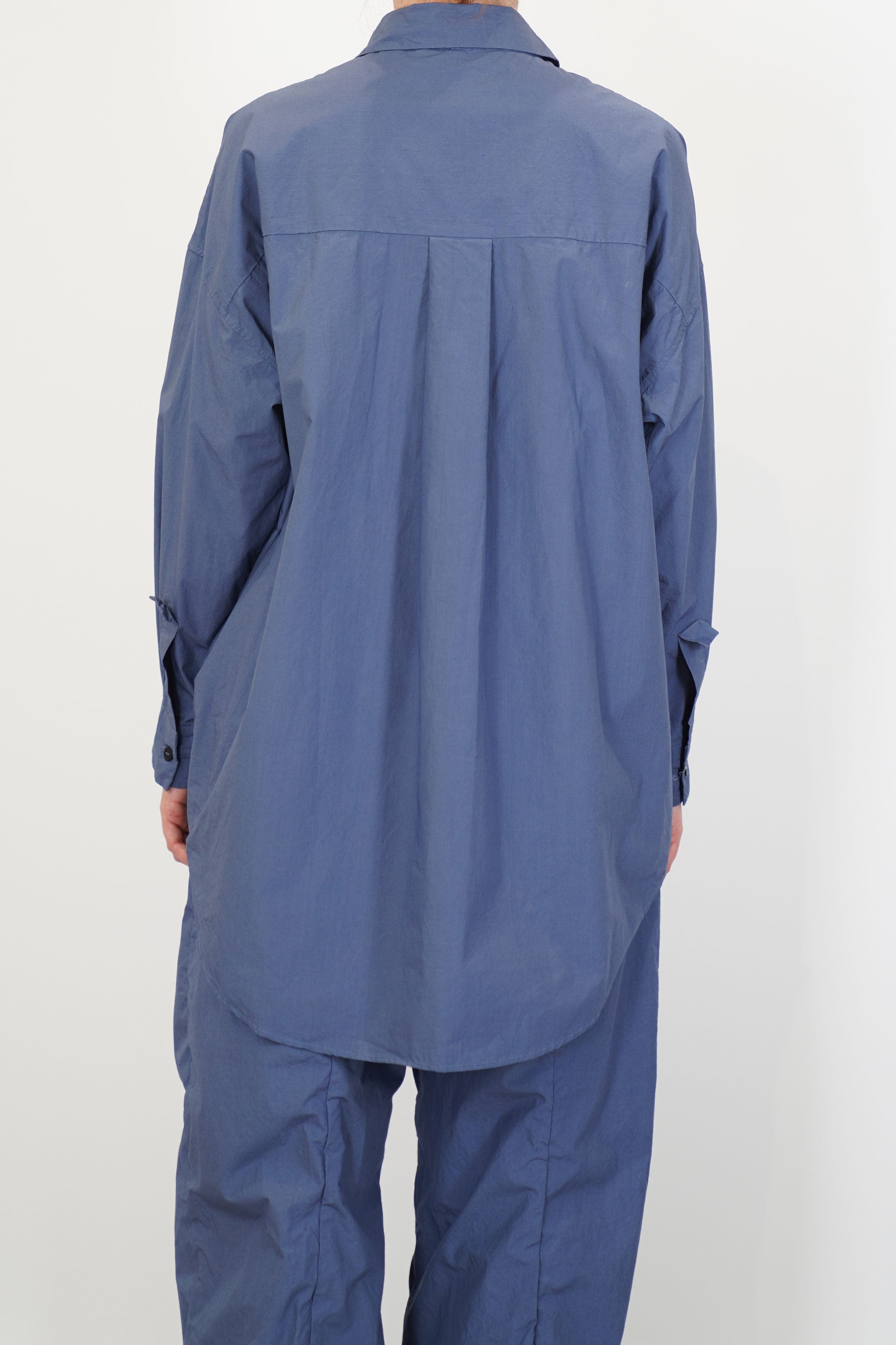 back view of bergfabel june shirt blue pleat detail