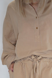 straight tippy shirt latte