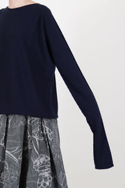 detail view of casey casey seamless jumper cashmere night  extra long and slim fitted sleeves
