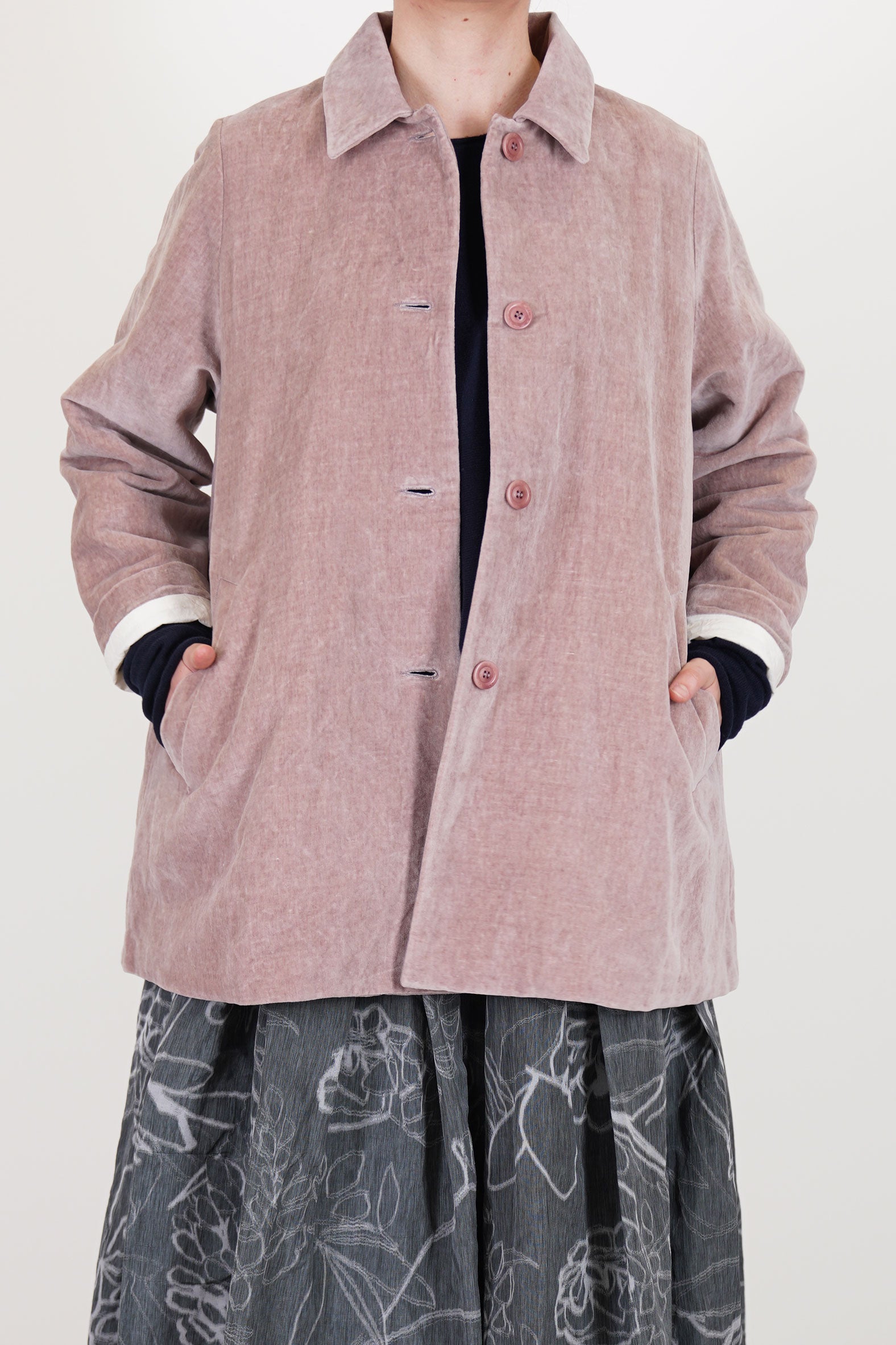 casey casey soleil jacket velvet dusty pink featuring a clean and structured silhouette, front button opening and slash pockets.