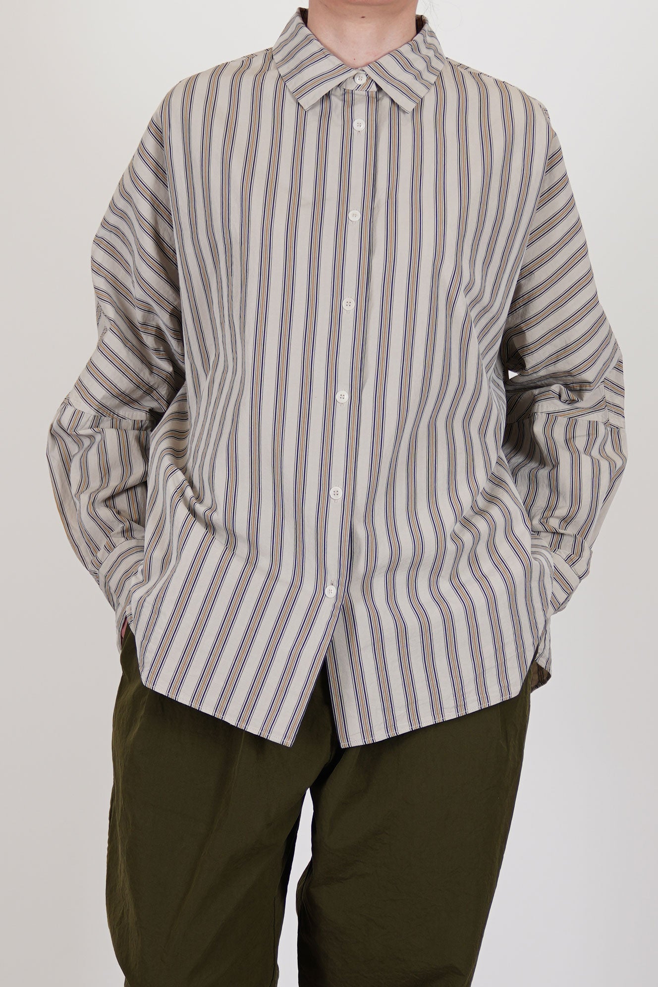 detail view of casey casey waga shirt as is n°3  a button front opening and collar detail.