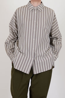 detail view of casey casey waga shirt as is n°3  a button front opening and collar detail.