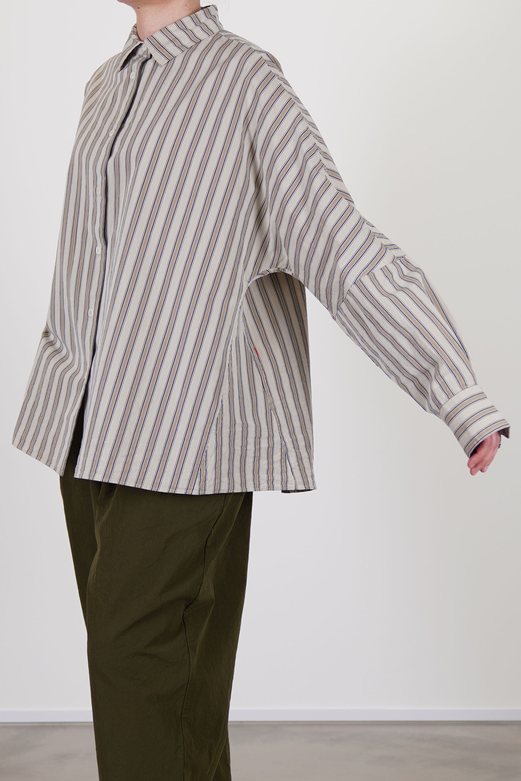 detail view of casey casey waga shirt as is n°3 dolman sleeves that are tapered towards the cuffs and a slightly curved hemline. 