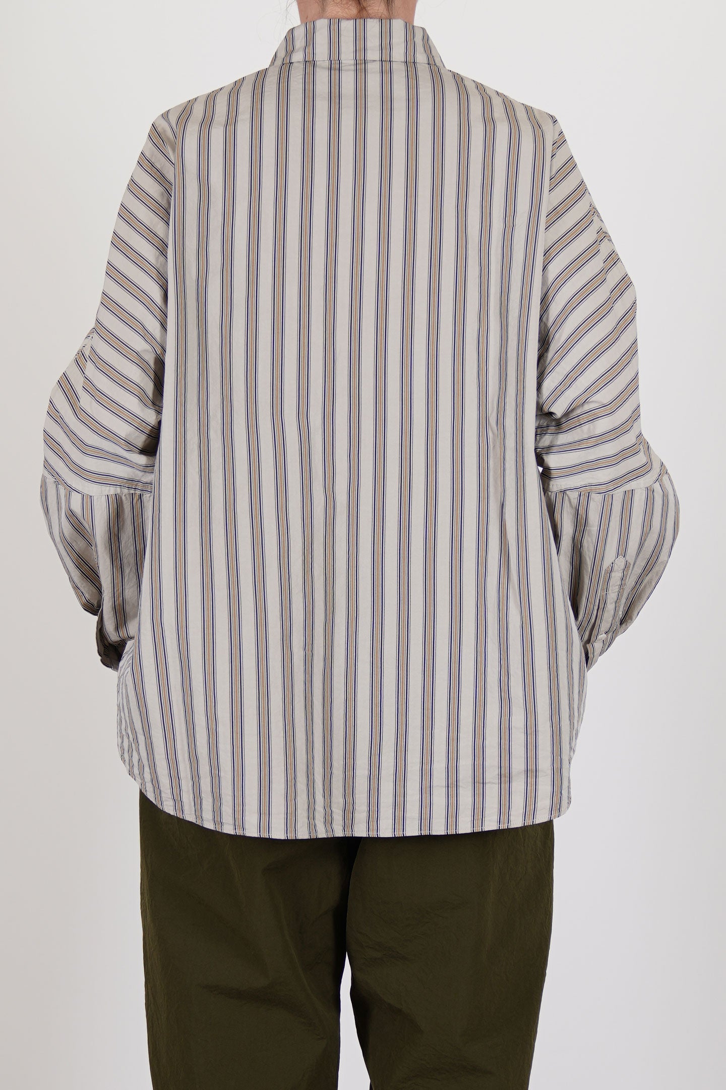 back detail view of casey casey waga shirt as is n°3 relaxed and loose fit, crisp regular weight cotton material