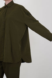 detail view of casey casey hamnet shirt green lake featuring a long sleeve, curved hemline and an elongated back for a relaxed and loose fit.