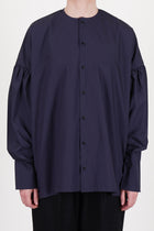 école de curiosités shirt basil dark navy offers a relaxed silhouette with a round neckline and button-front closure.