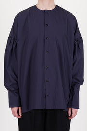 école de curiosités shirt basil dark navy offers a relaxed silhouette with a round neckline and button-front closure.