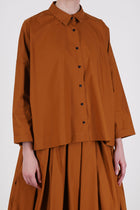 école de curiosités shirt brigitte caramel brown shlightly cropped length featuring a classic small collar.