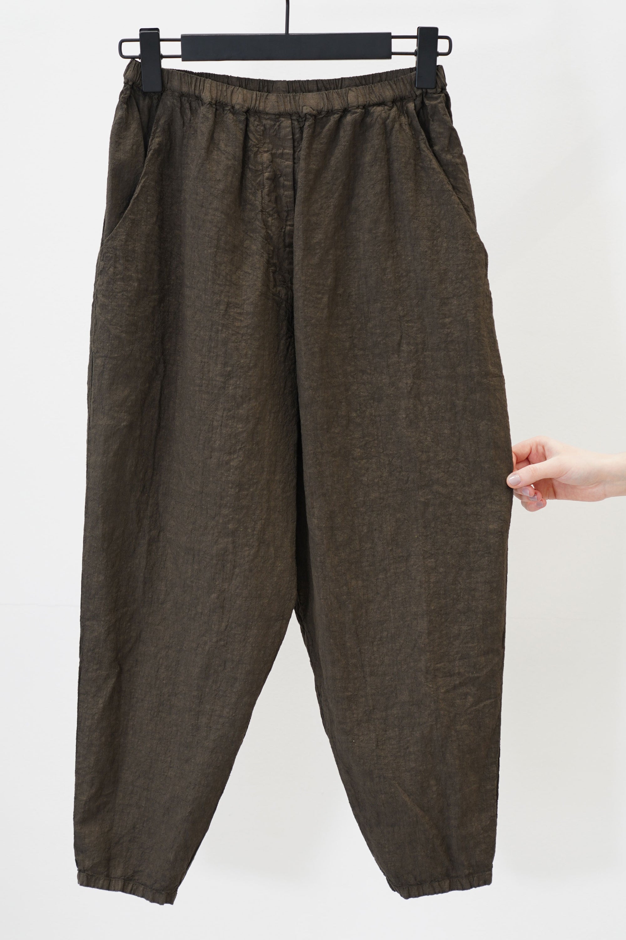 worker pant yilin trash