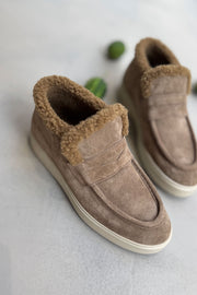 officine creative frame 111 suede chukka boots tundra in brown suede feature a soft shearling lining for exceptional warmth a