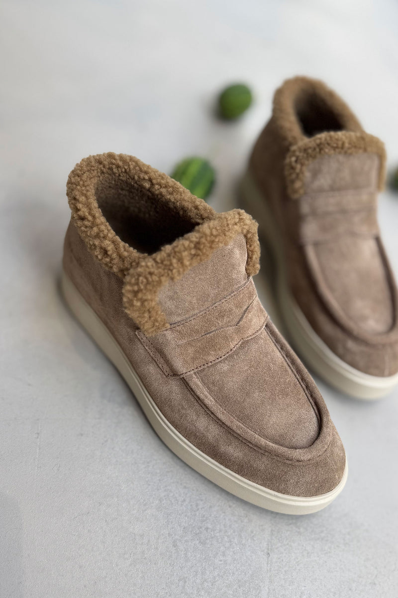 officine creative frame 111 suede chukka boots tundra in brown suede feature a soft shearling lining for exceptional warmth a