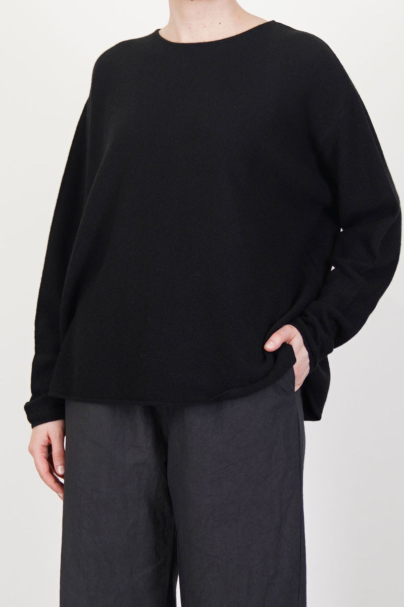 model wearing oyuna bagi pullover cashmere black relaxed and soft drape