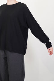 detail view of oyuna bagi pullover cashmere black slim fitted long sleeves