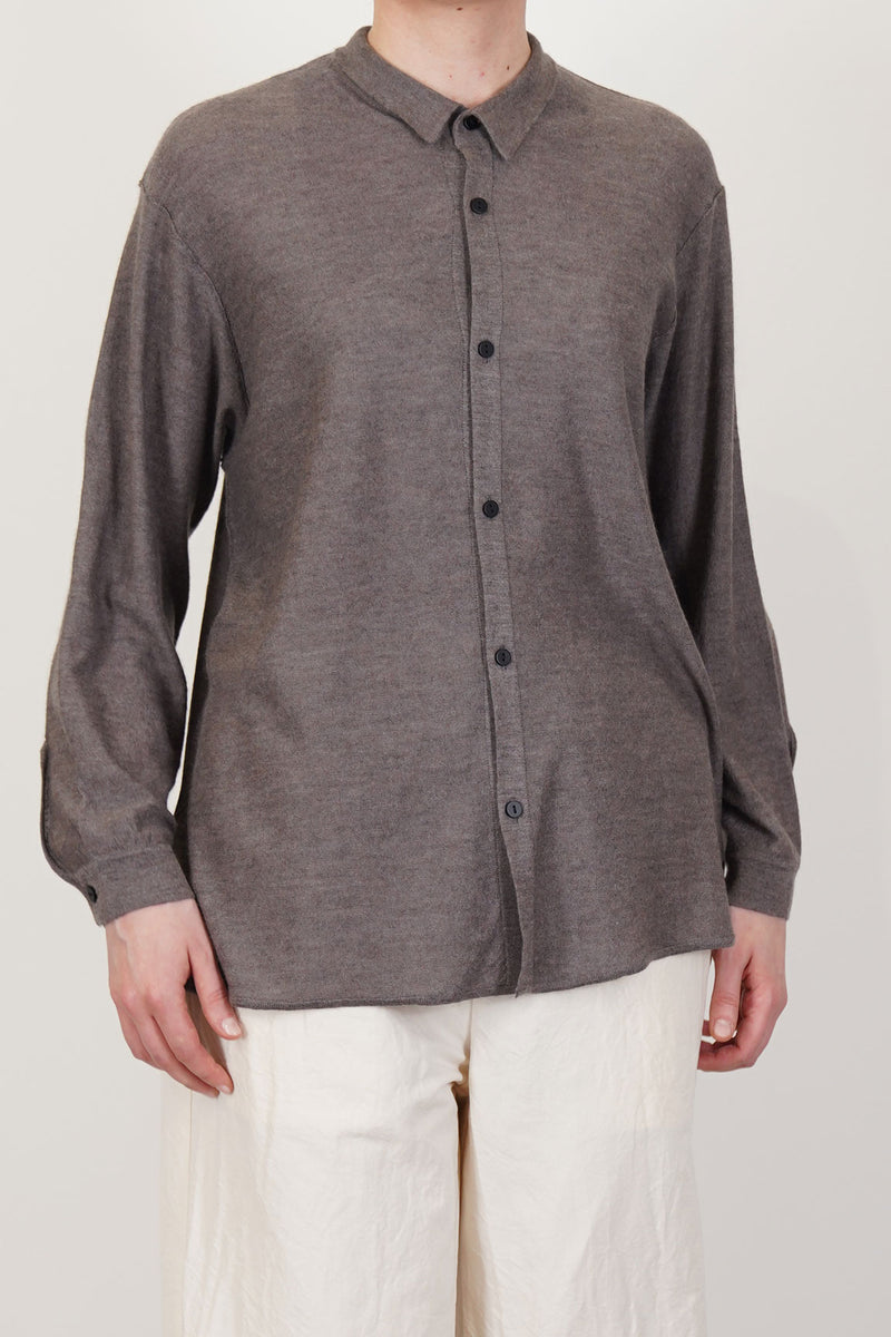 front view of oyuna omou knitted shirt moccha