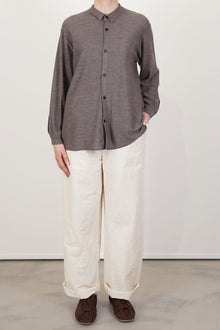 model wearing oyuna omou knitted shirt moccha
