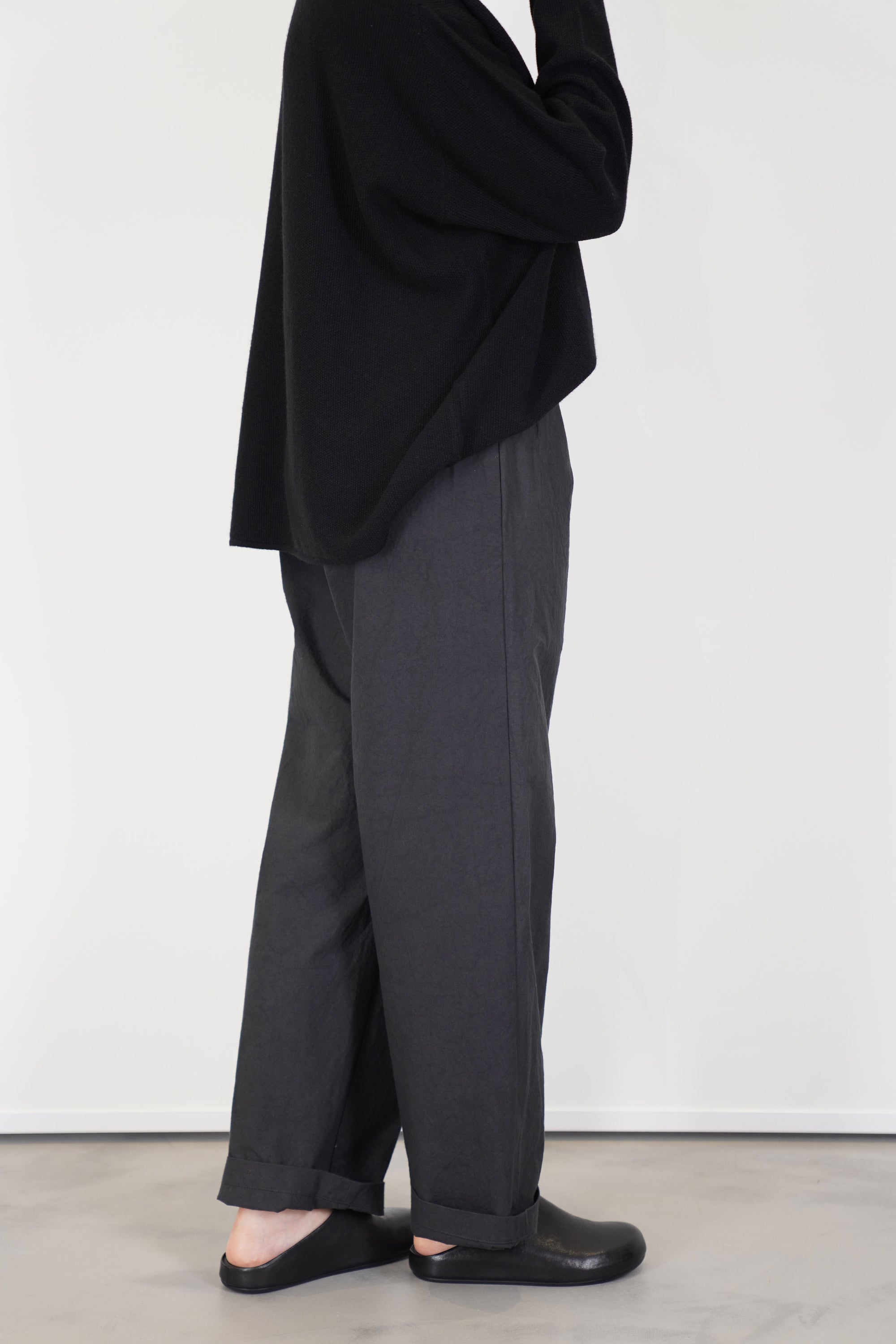 model wearing oyuna passage trousers earth
