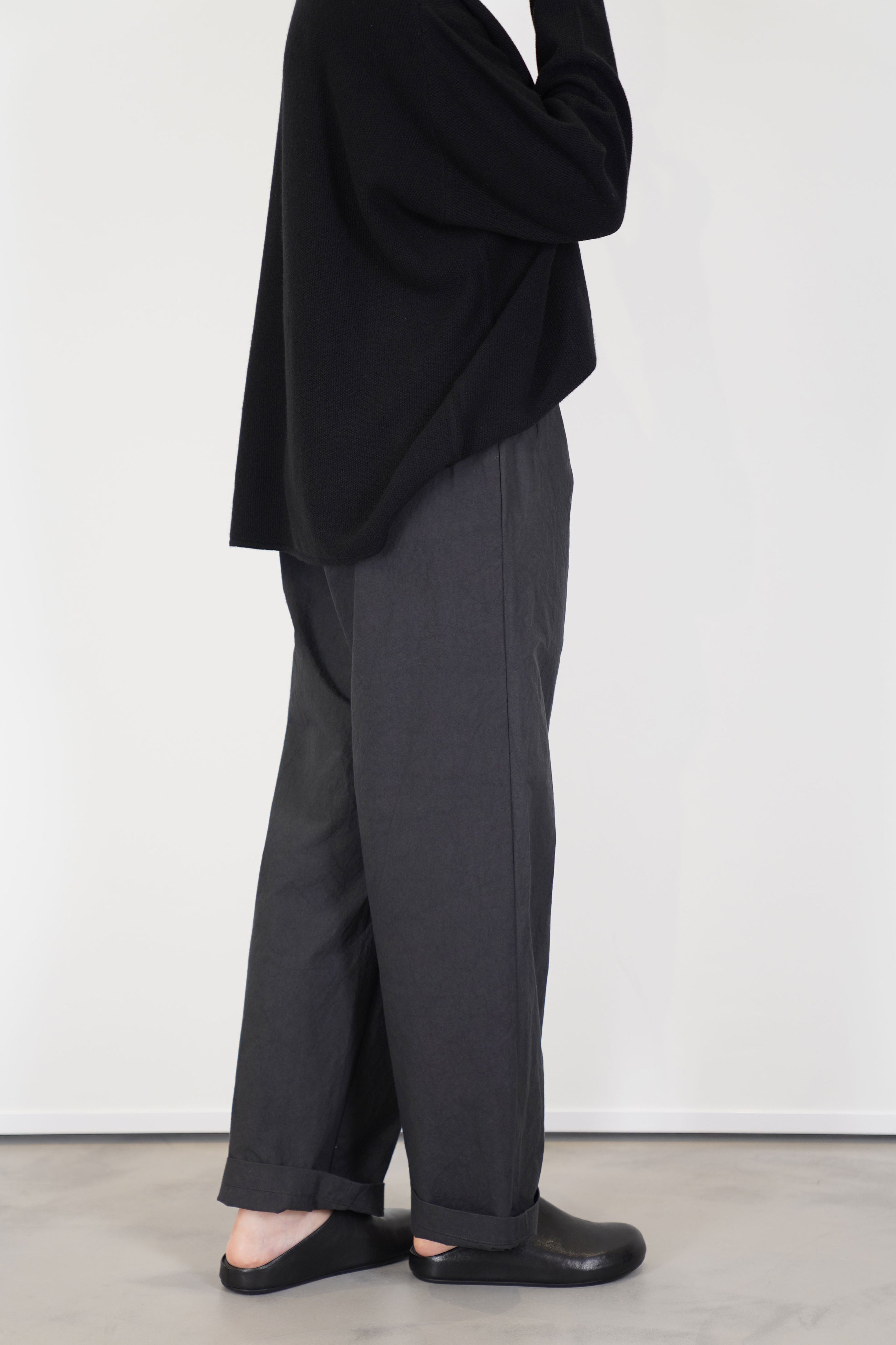 model wearing oyuna passage trousers earth