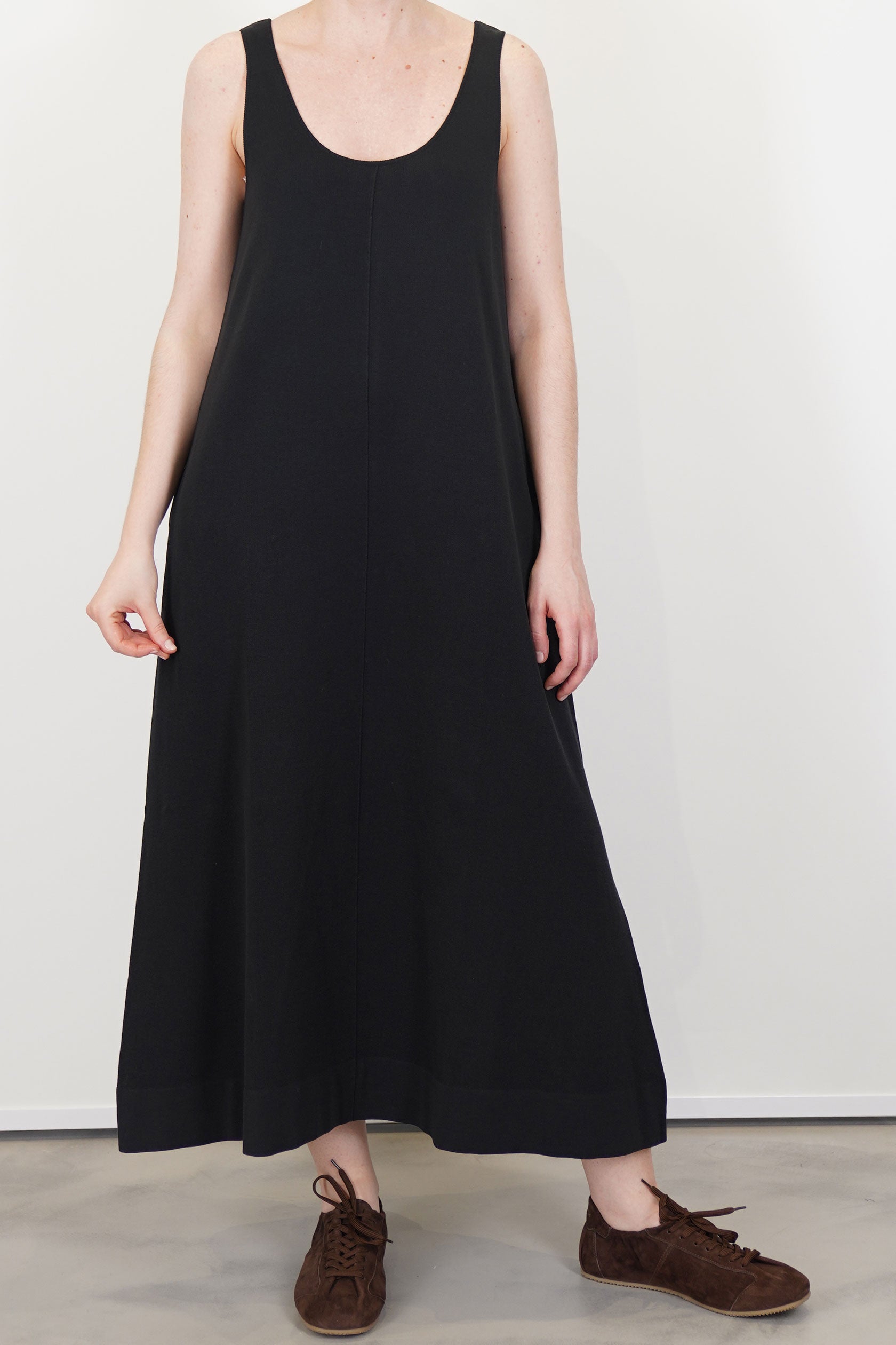 model wearing oyuna quiet knitted cotton dress black