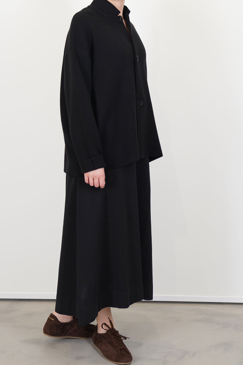 model wearing oyuna wind knitted jacket cashmere black