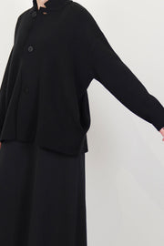 profile view of oyuna wind knitted jacket cashmere black drop shoulders and long sleeves