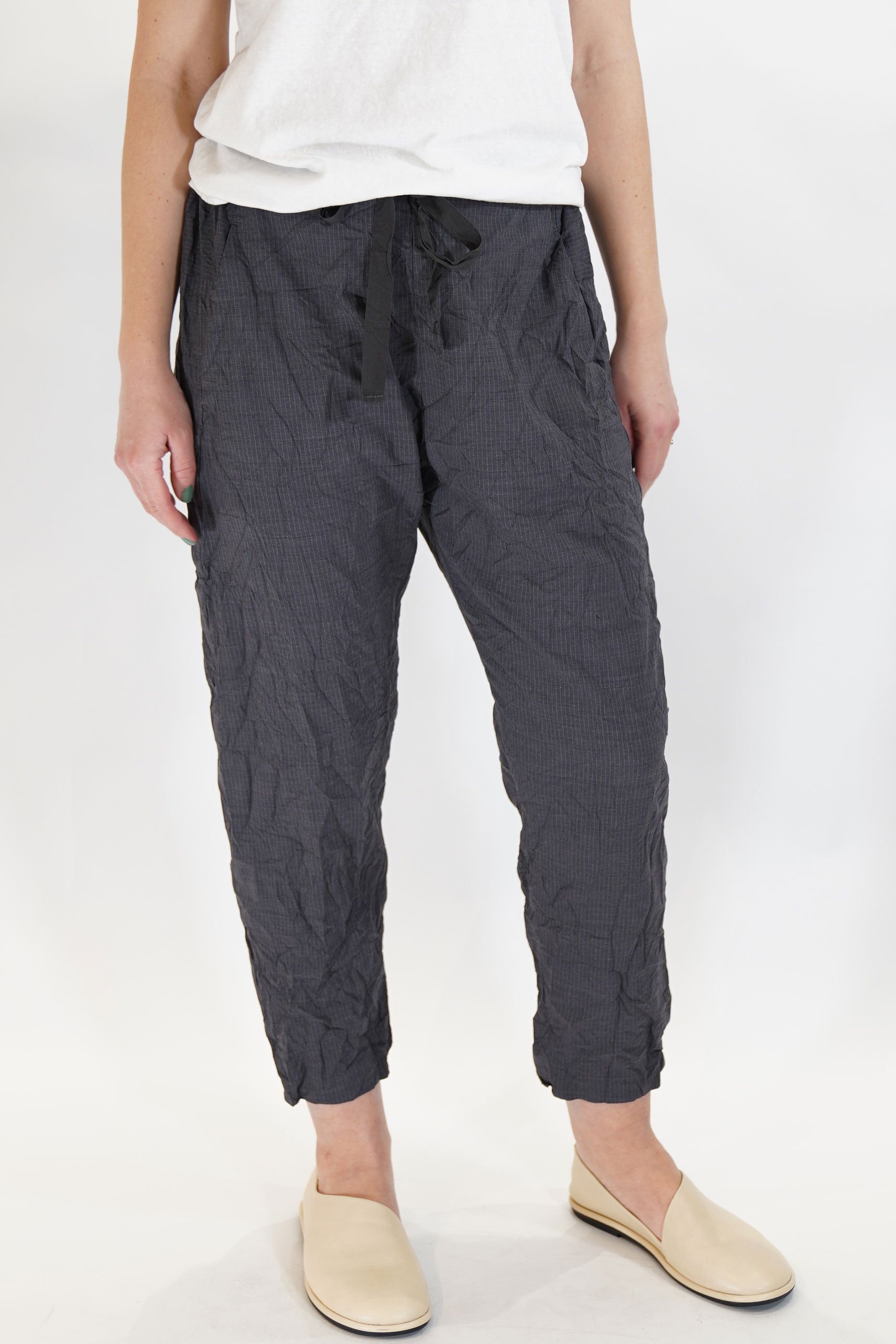 stripe crinkle tapered pants grey