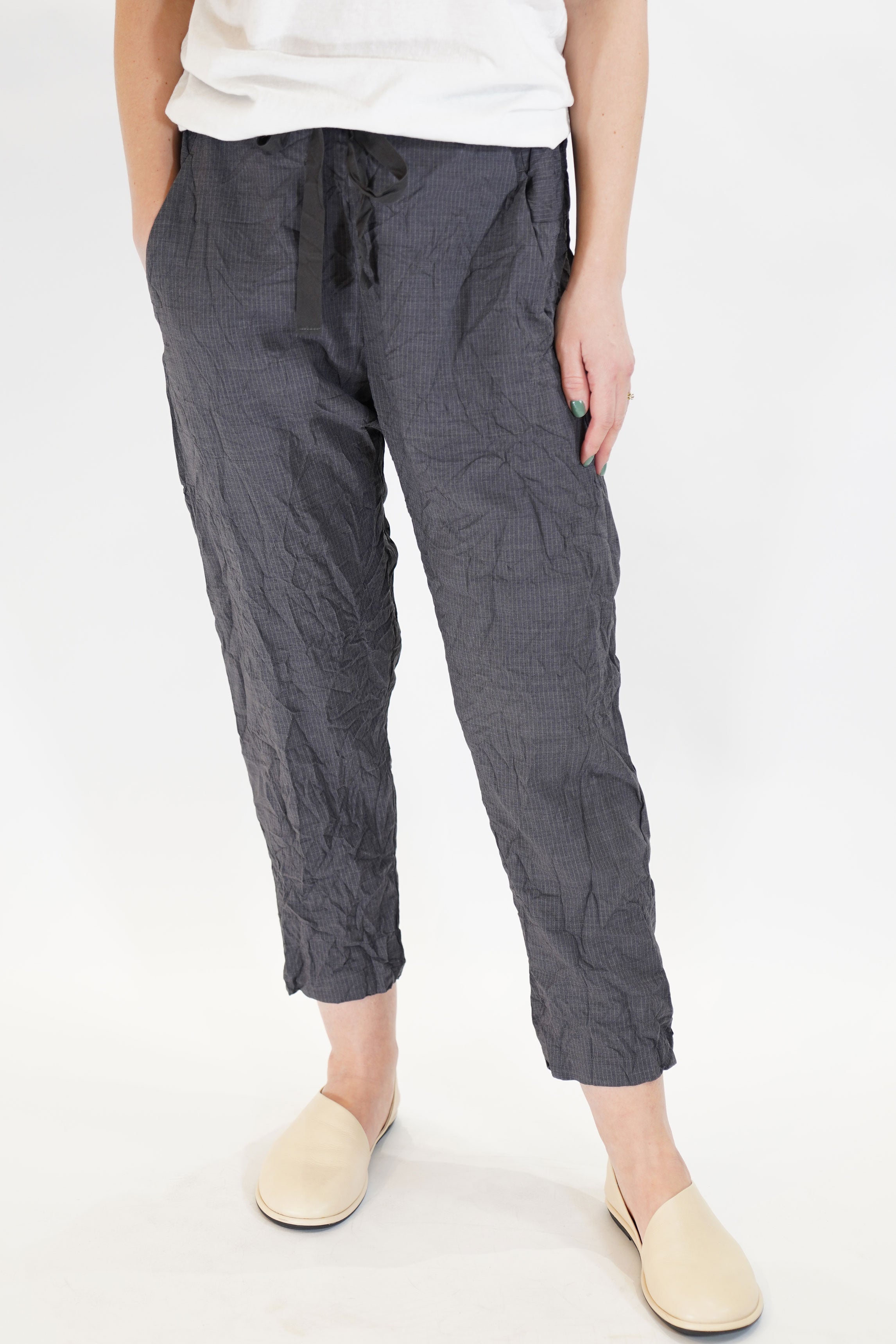 stripe crinkle tapered pants grey