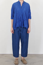 model wears pas de calais striped cropped pants linen indigo  for a minimalist and relaxed fit 
