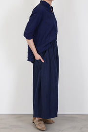 side view of pas de calais chambray wide pants linen indigo back patch pocket design and loose leg design