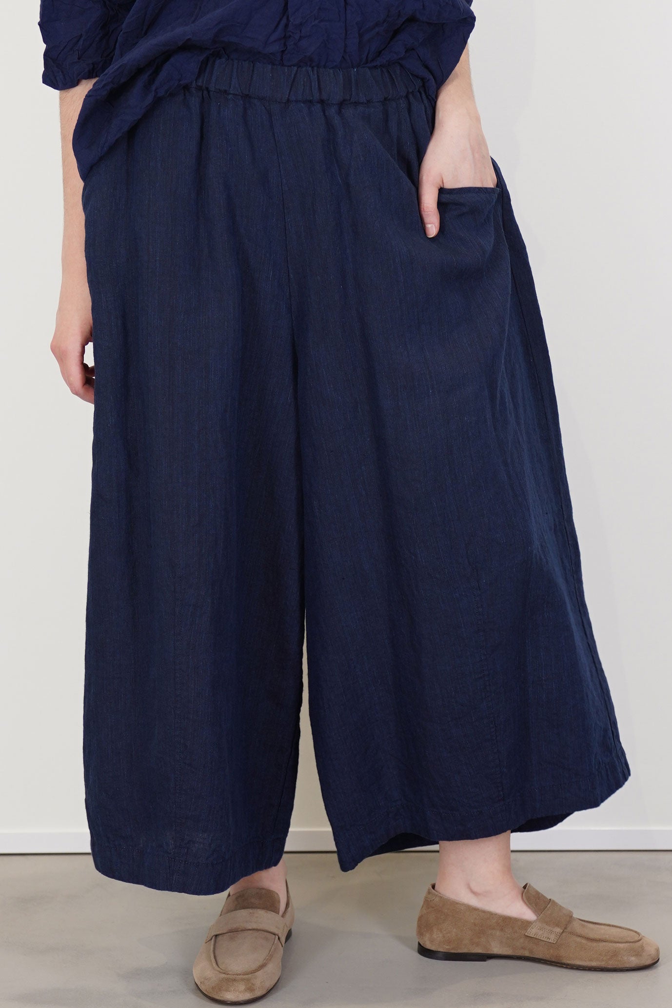 POSTELEGANT LINEN CHAMBRAY TROUSERS パンツ pas de calais chambray wide pants linen indigo | carrousel the store