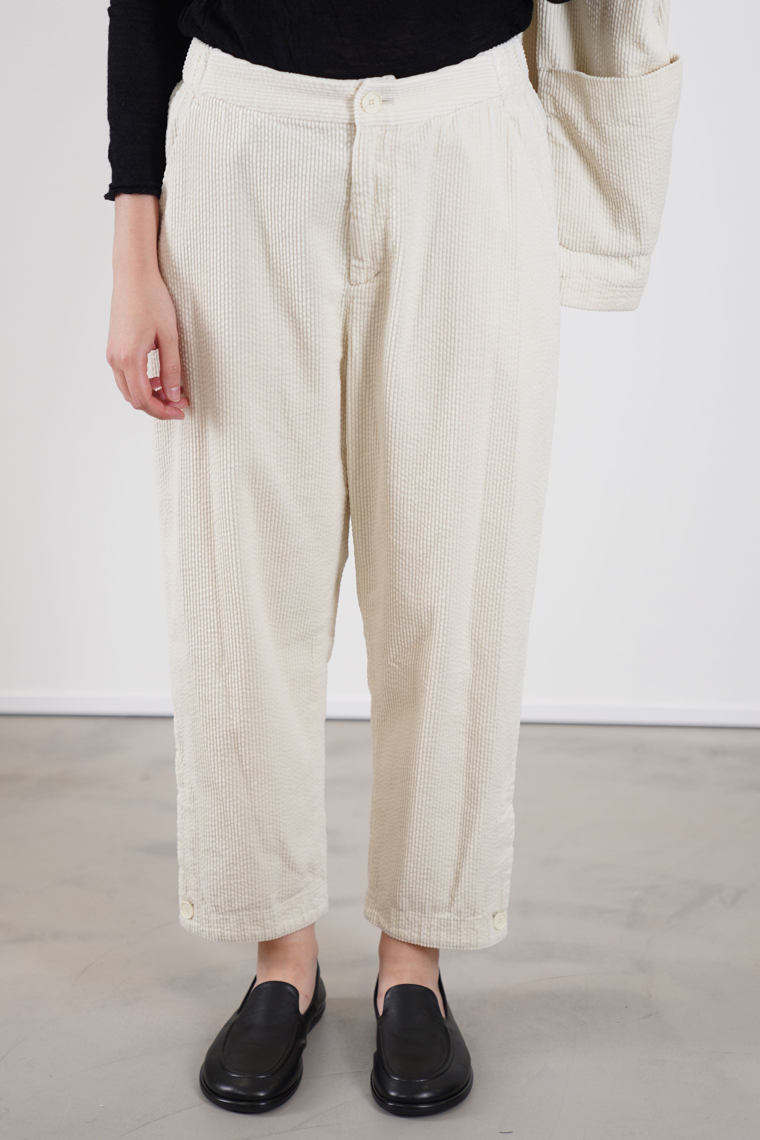 pas de calais アイボリー カジュアルパンツ 36 pas de calais corduroy tapered pants ivory | carrousel the store