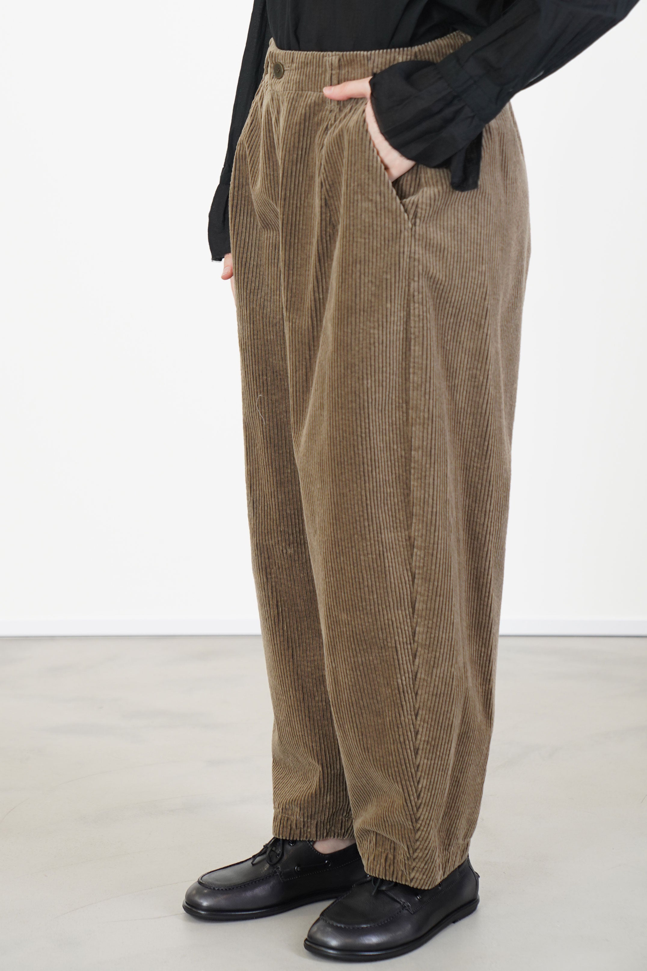 cropped balloon pants beige