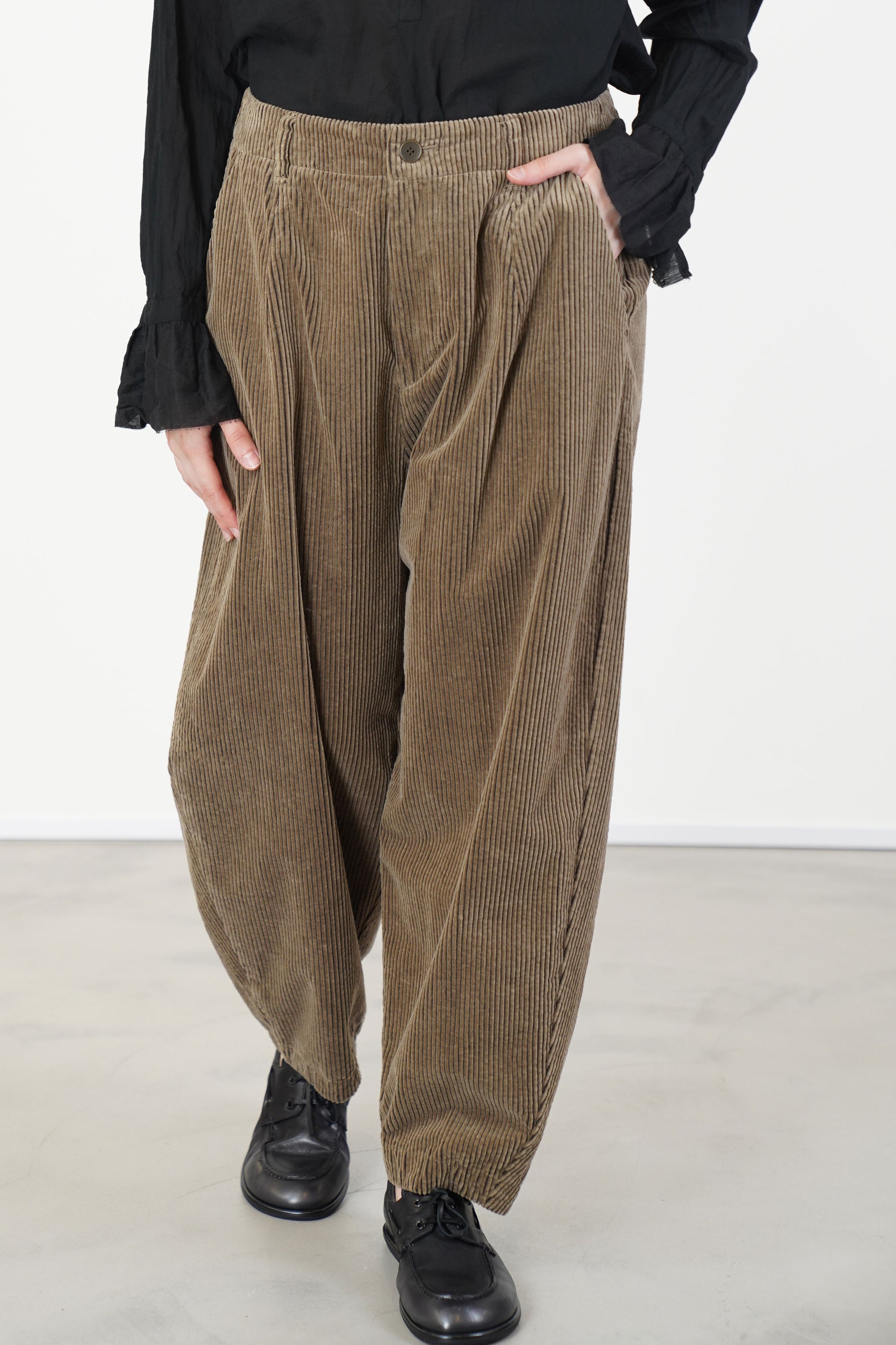 cropped balloon pants beige