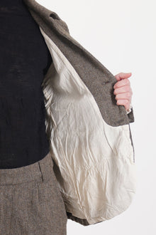 detail view of Pas de Calais short jacket – curved hemline and inner lining
